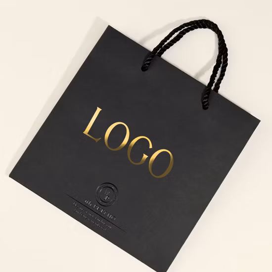 Borse per la spesa regalo di carta personalizzate di lusso stampate con logo, borse per la spesa per abbigliamento Kraft con manici, rivetti, borsa di carta per trasportare cosmetici e indumenti